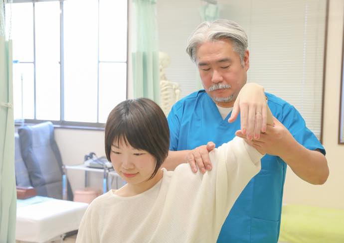 牛込接骨院・鍼灸院の首・肩・腕の治療の様子